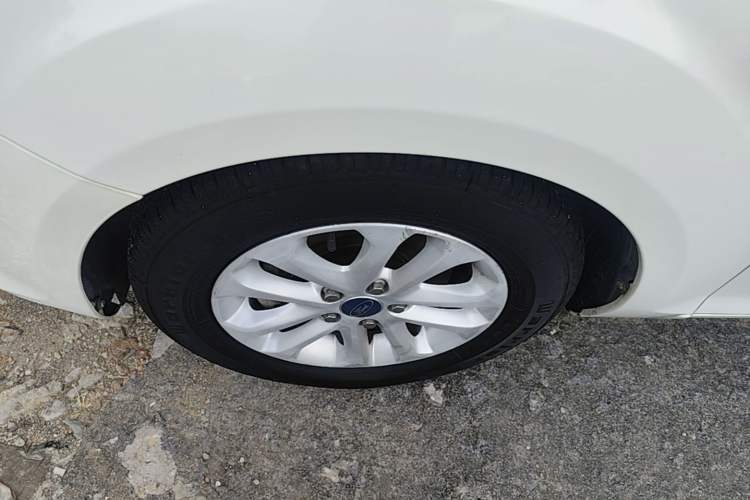 Used Ford Focus 2013 Hatchback Classic 1.8L Automatic Base Model Left Front Wheel Hub