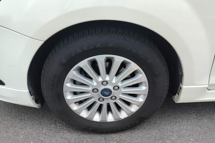 Used Ford Focus 2013 Hatchback Classic 1.8L Automatic Fashion Edition Left Front Wheel Hub