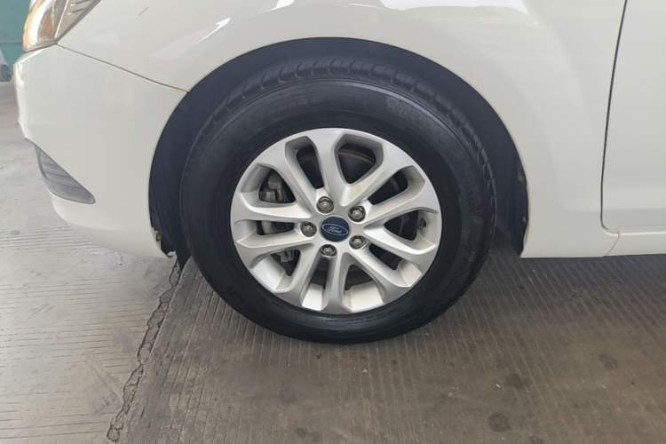 Used Ford Focus 2013 Hatchback Classic 1.8L Automatic Base Model Left Front Wheel Hub