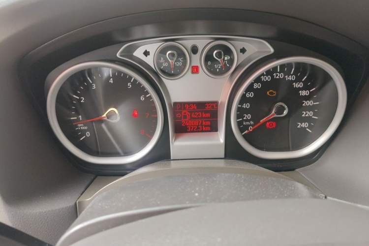 Used Ford Focus 2013 Sedan Classic 1.8L Automatic Fashion Edition Odometer Close Up