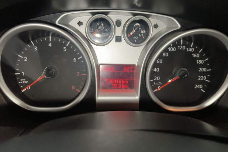 Used Ford Focus 2013 Sedan Classic 1.8L Manual Fashion Edition Odometer Close Up