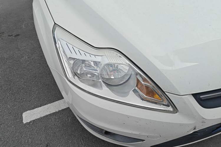 Used Ford Focus 2013 Sedan Classic 1.8L Manual Base Model Right Front Headlight