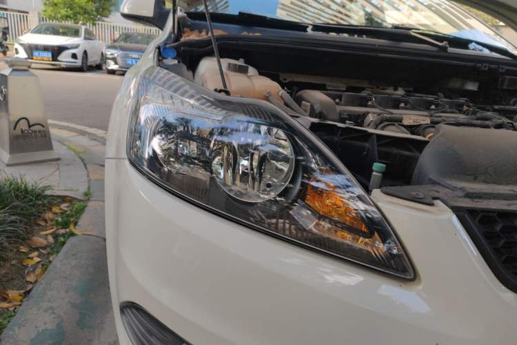Used Ford Focus 2013 Hatchback Classic 1.8L Automatic Millionth Anniversary Edition Right Front Headlight