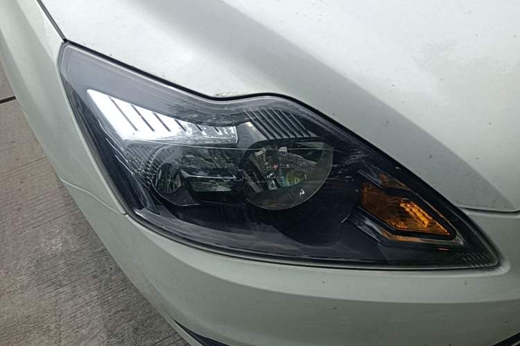 Used Ford Focus 2013 Hatchback Classic 1.8L Manual Base Model Right Front Headlight