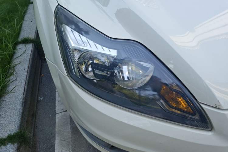 Used Ford Focus 2013 Hatchback Classic 1.8L Manual Base Model Right Front Headlight