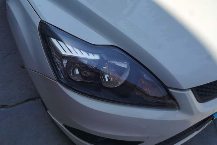 Used Ford Focus 2013 Hatchback Classic 1.8L Manual Base Model Right Front Headlight