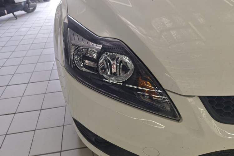 Used Ford Focus 2013 Hatchback Classic 1.8L Manual Base Model Right Front Headlight