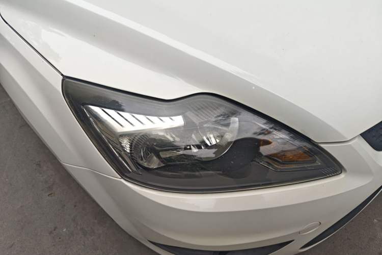 Used Ford Focus 2013 Hatchback Classic 1.8L Automatic Millionth Anniversary Edition Right Front Headlight