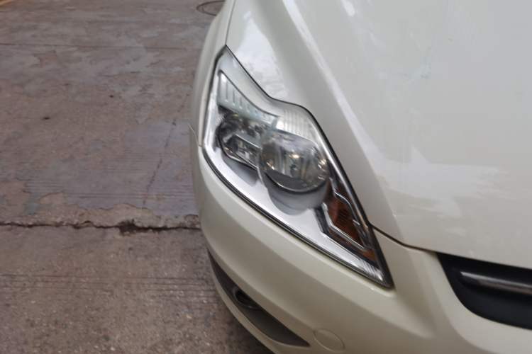 Used Ford Focus 2013 Sedan Classic 1.8L Manual Base Model Right Front Headlight