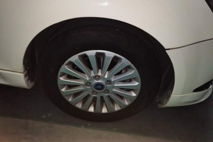 Used Ford Focus 2013 Hatchback Classic 1.8L Automatic Fashion Edition Right Front Wheel Hub