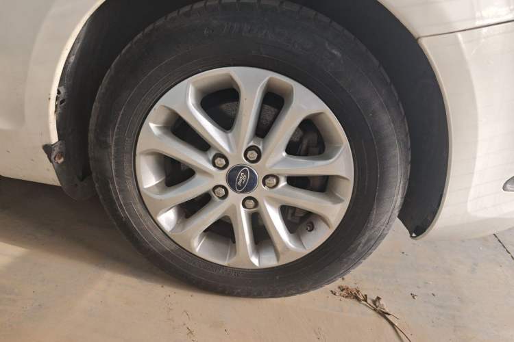 Used Ford Focus 2013 Sedan Classic 1.8L Manual Base Model Right Front Wheel Hub
