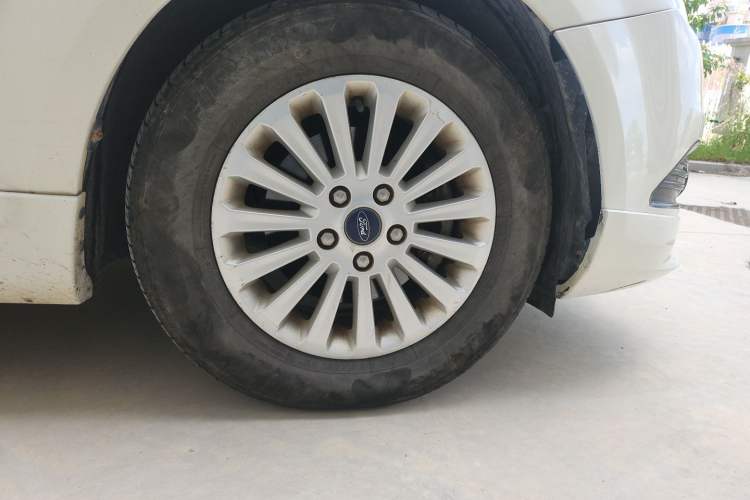 Used Ford Focus 2013 Hatchback Classic 1.8L Automatic Fashion Edition Right Front Wheel Hub