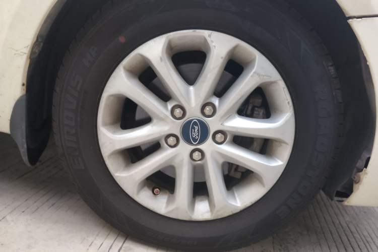 Used Ford Focus 2013 Hatchback Classic 1.8L Automatic Base Model Right Front Wheel Hub