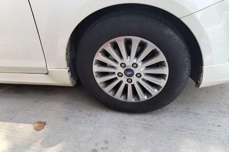 Used Ford Focus 2013 Hatchback Classic 1.8L Manual Fashion Edition Right Front Wheel Hub
