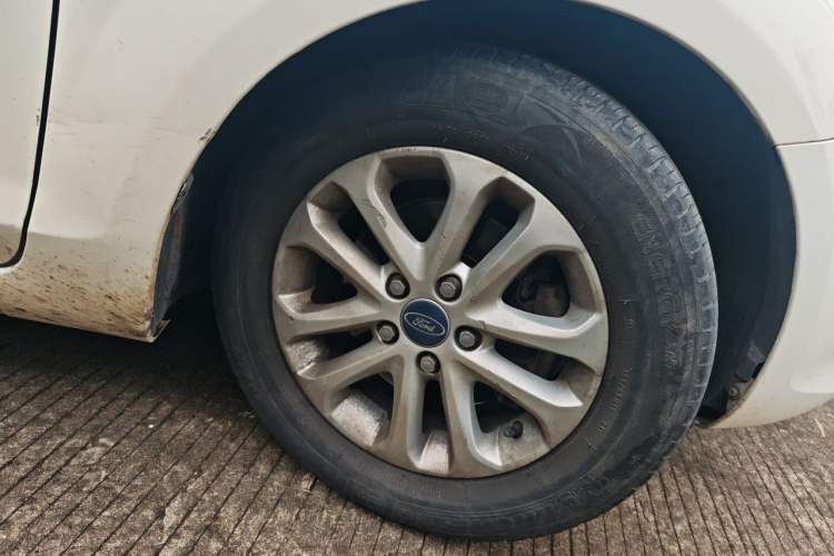 Used Ford Focus 2013 Sedan Classic 1.8L Manual Base Model Right Front Wheel Hub