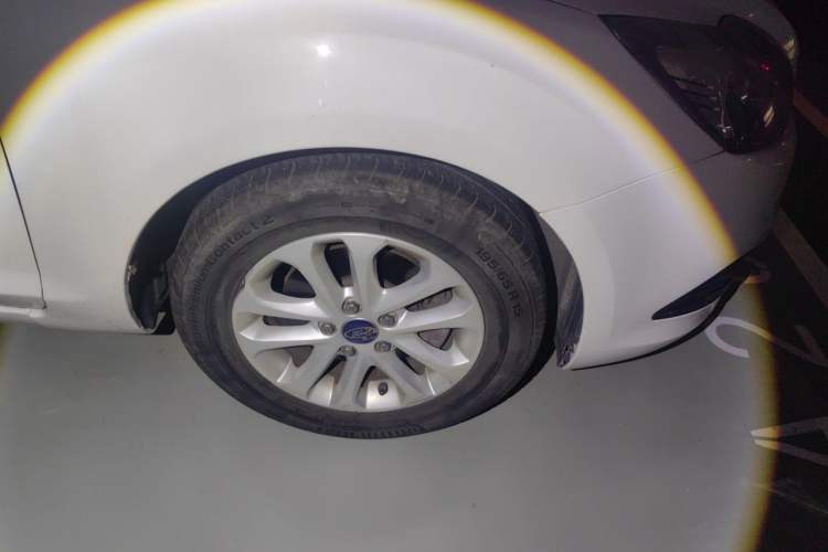 Used Ford Focus 2013 Hatchback Classic 1.8L Automatic Base Model Right Front Wheel Hub