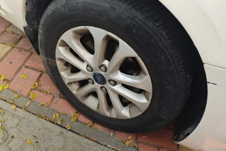Used Ford Focus 2013 Hatchback Classic 1.8L Automatic Base Model Right Front Wheel Hub