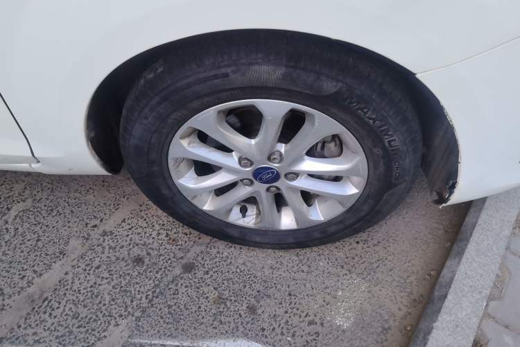 Used Ford Focus 2013 Hatchback Classic 1.8L Automatic Base Model Right Front Wheel Hub