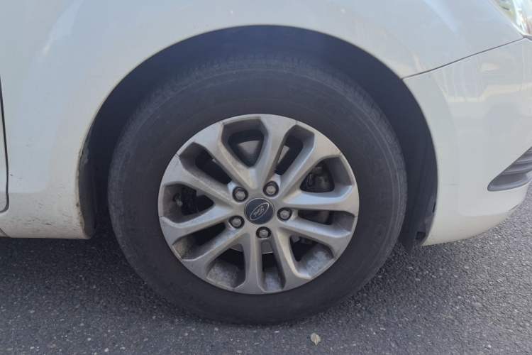 Used Ford Focus 2013 Sedan Classic 1.8L Manual Base Model Right Front Wheel Hub