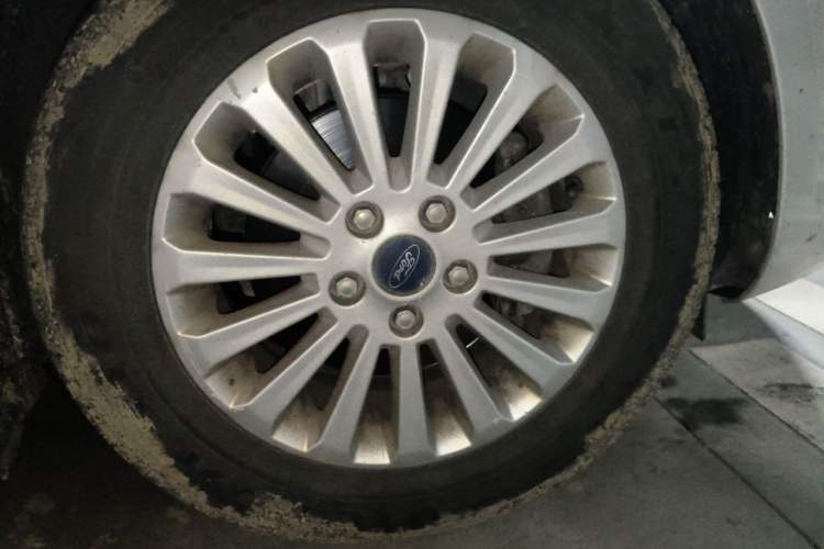 Used Ford Focus 2013 Sedan Classic 1.8L Manual Fashion Edition Right Front Wheel Hub
