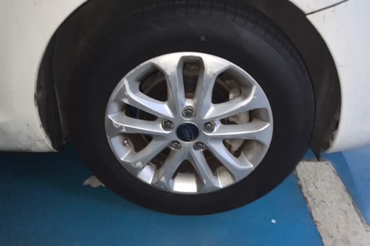 Used Ford Focus 2013 Hatchback Classic 1.8L Automatic Base Model Right Front Wheel Hub