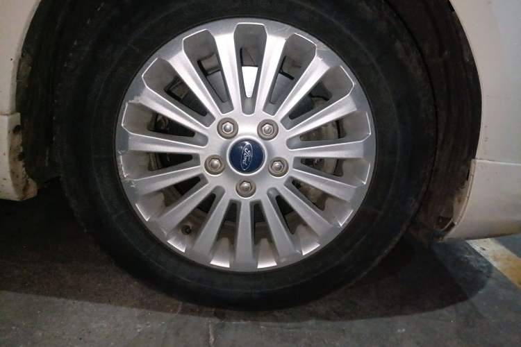 Used Ford Focus 2013 Hatchback Classic 1.8L Automatic Fashion Edition Right Front Wheel Hub