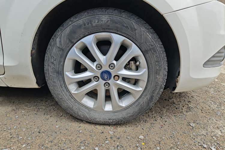 Used Ford Focus 2013 Hatchback Classic 1.8L Automatic Base Model Right Front Wheel Hub