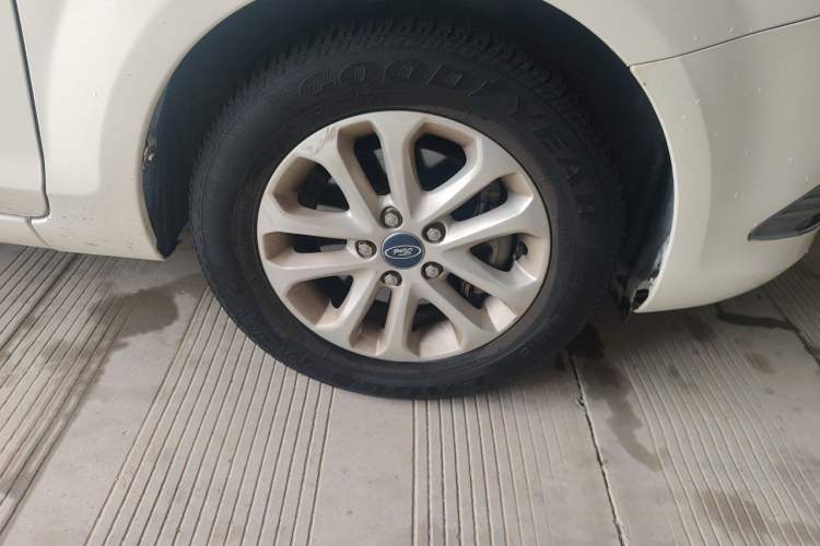Used Ford Focus 2013 Hatchback Classic 1.8L Automatic Base Model Right Front Wheel Hub