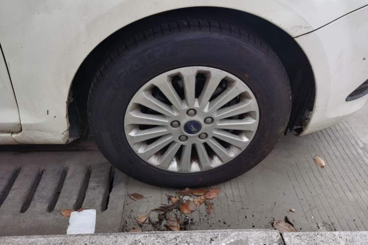 Used Ford Focus 2013 Hatchback Classic 1.8L Automatic Fashion Edition Right Front Wheel Hub