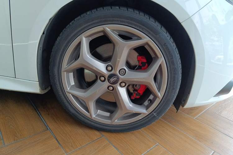 Used Ford Focus 2013 2.0T ST Standard Edition Right Front Wheel Hub
