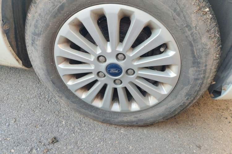 Used Ford Focus 2013 Sedan Classic 1.8L Automatic Fashion Edition Right Front Wheel Hub