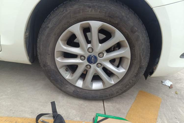Used Ford Focus 2013 Hatchback Classic 1.8L Automatic Base Model Right Front Wheel Hub
