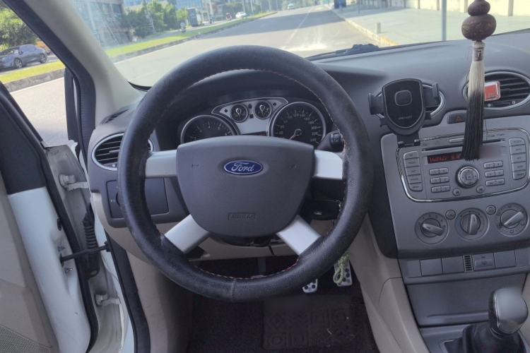 Used Ford Focus 2013 Sedan Classic 1.8L Manual Base Model Steering Wheel