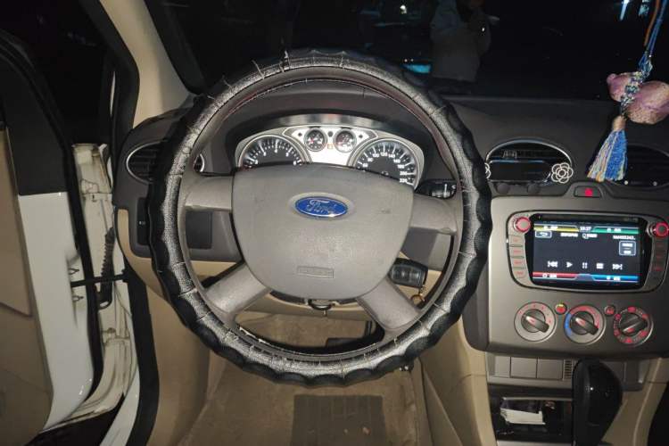 Used Ford Focus 2013 Sedan Classic 1.8L Automatic Base Model Steering Wheel