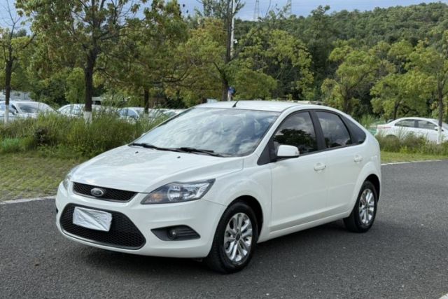 Ojetý Ford Focus 2013 Hatchback Classic 1.8L Manual Base Model