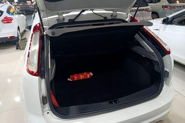 Used Ford Focus 2013 Hatchback Classic 1.8L Manual Base Model Trunk