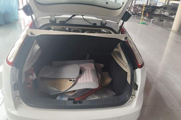 Used Ford Focus 2013 Hatchback Classic 1.8L Automatic Fashion Edition Trunk