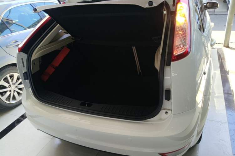 Used Ford Focus 2013 Hatchback Classic 1.8L Automatic Fashion Edition Trunk