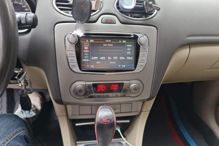 Used Ford Focus 2013 Hatchback Classic 1.8L Automatic Fashion Edition Audio And AC Panel