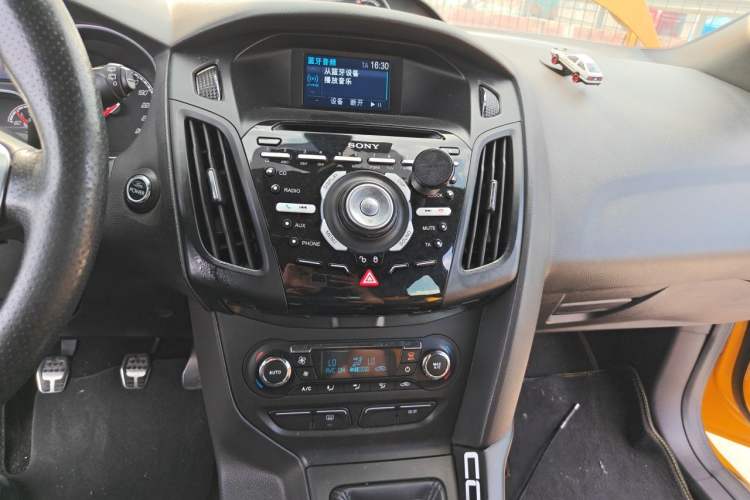 Used Ford Focus 2013 2.0T ST Orange Edition Audio And AC Panel