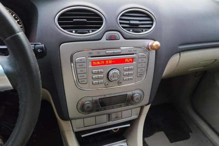 Used Ford Focus 2013 Hatchback Classic 1.8L Manual Fashion Edition Audio And AC Panel