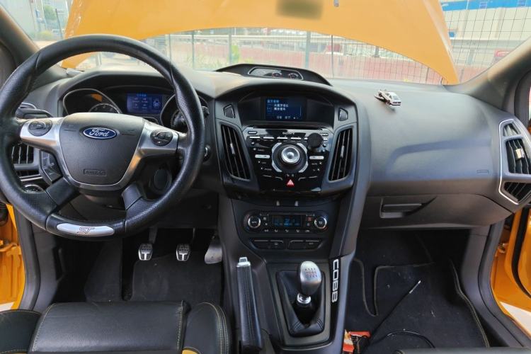 Used Ford Focus 2013 2.0T ST Orange Edition Center Console