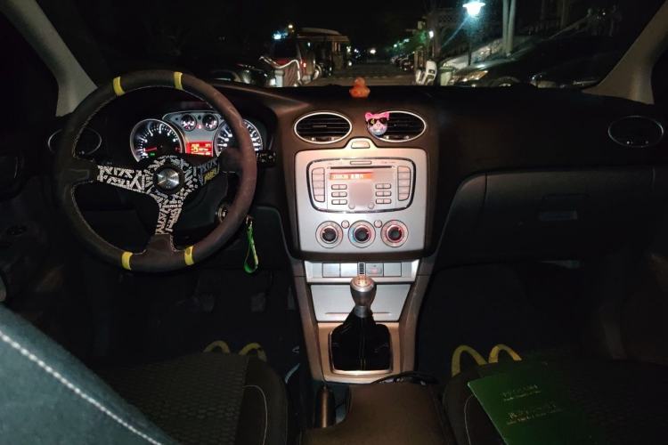 Used Ford Focus 2013 Hatchback Classic 1.8L Manual Base Model Center Console