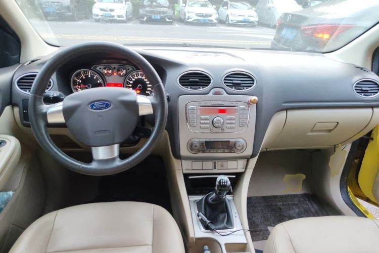 Used Ford Focus 2013 Hatchback Classic 1.8L Manual Fashion Edition Center Console