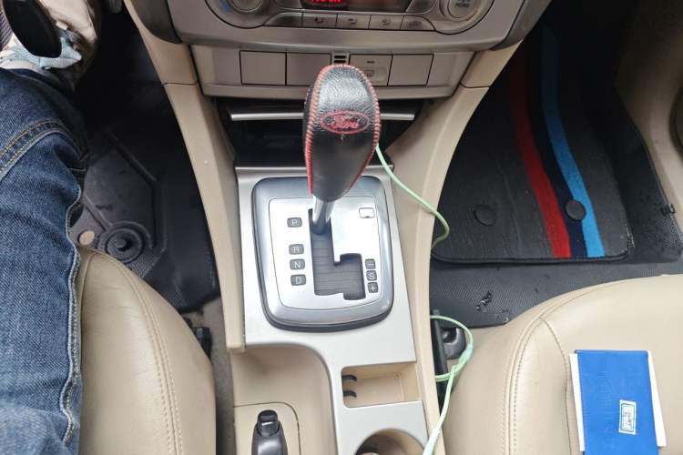 Used Ford Focus 2013 Hatchback Classic 1.8L Automatic Fashion Edition Gear Lever