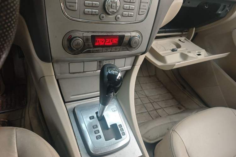 Used Ford Focus 2013 Hatchback Classic 1.8L Automatic Fashion Edition Gear Lever
