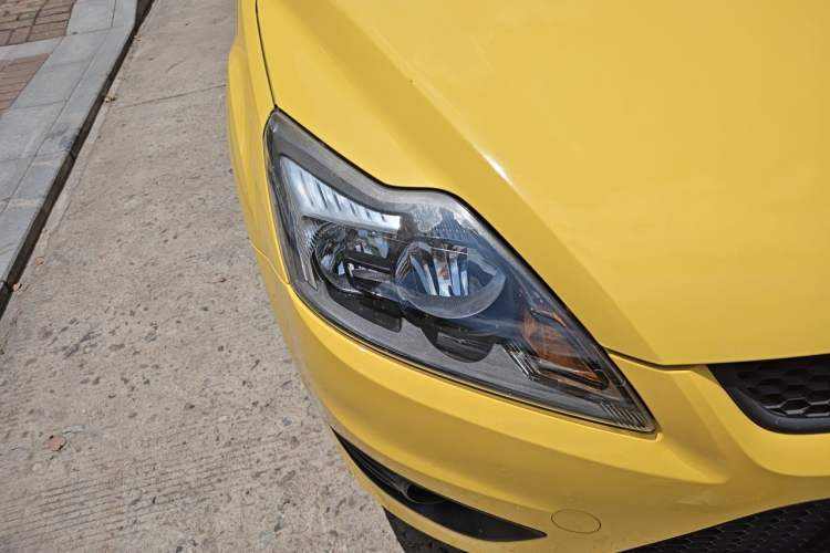 Used Ford Focus 2013 Hatchback Classic 1.8L Automatic Millionth Anniversary Edition Right Front Headlight