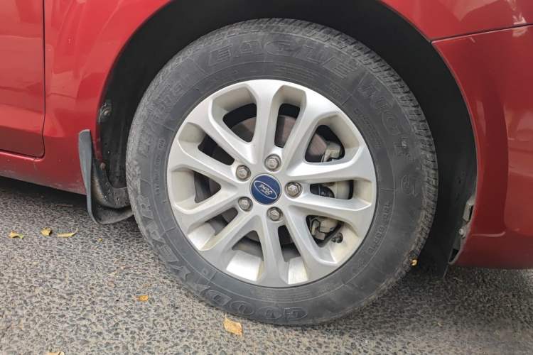 Used Ford Focus 2013 Hatchback Classic 1.8L Automatic Base Model Right Front Wheel Hub