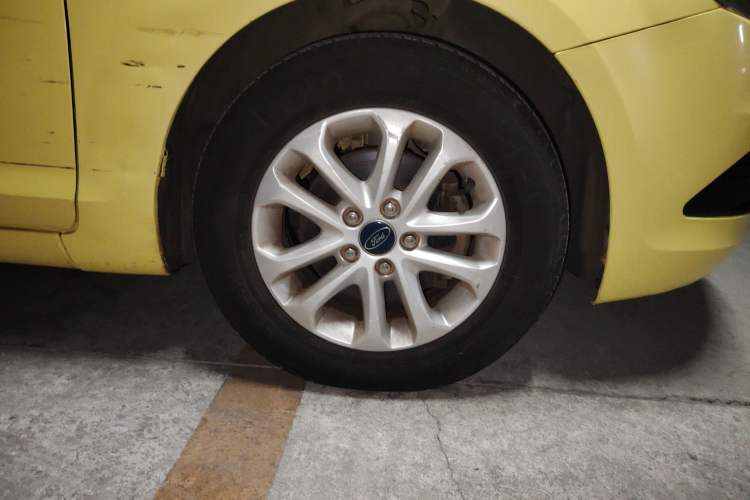 Used Ford Focus 2013 Hatchback Classic 1.8L Automatic Fashion Edition Right Front Wheel Hub