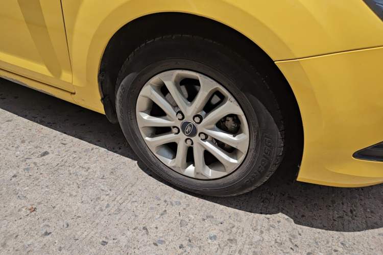 Used Ford Focus 2013 Hatchback Classic 1.8L Automatic Millionth Anniversary Edition Right Front Wheel Hub